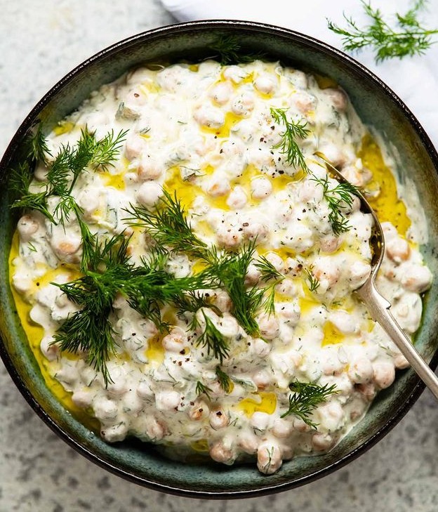 Tzatziki-avinžirnių salotos